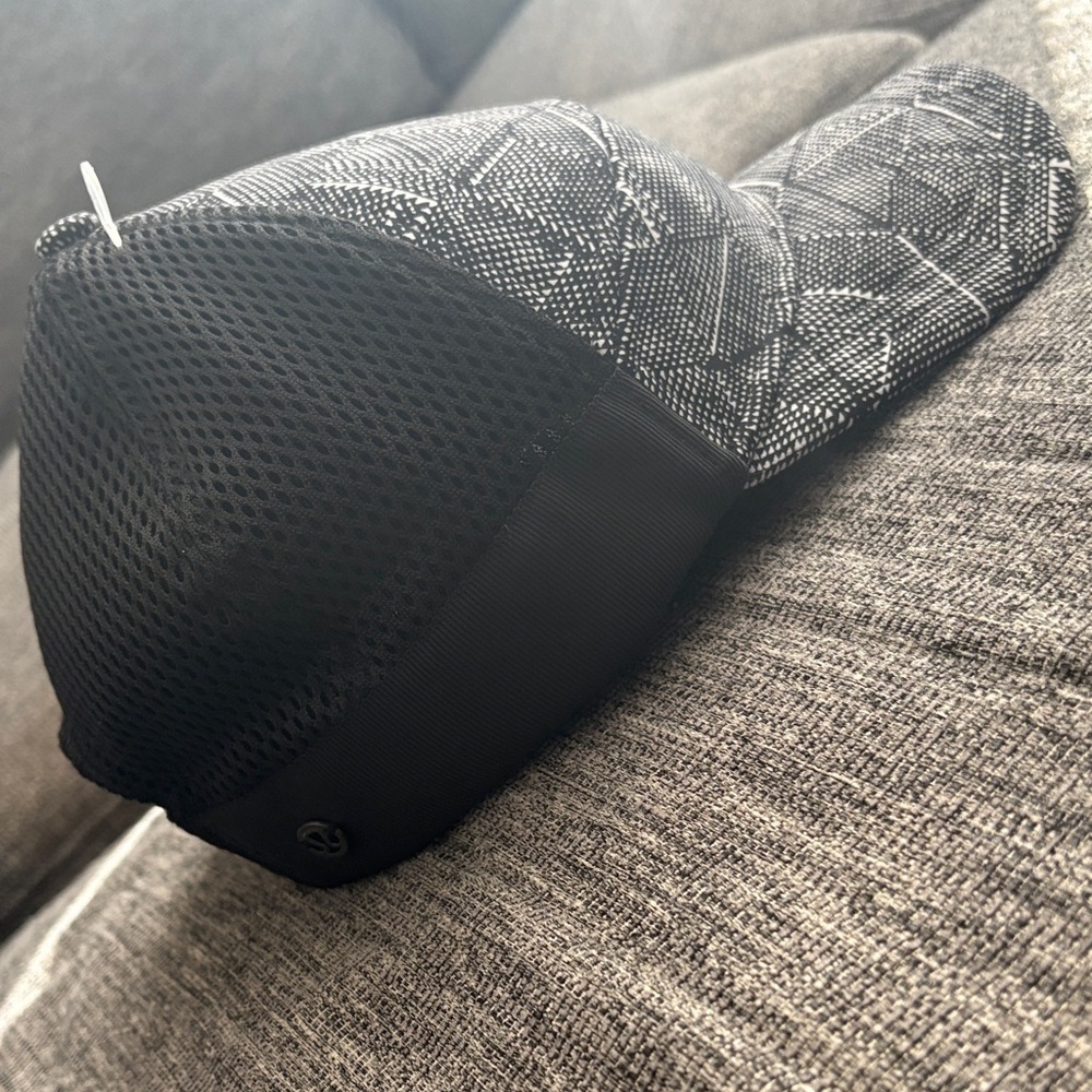 LULULEMON Athletica Black and White Geometric women’s Hat - Picture 3 of 6